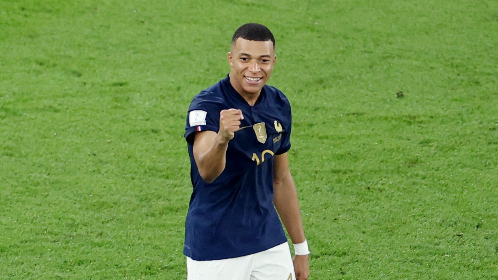 Mbappé levantando el puño tras la victoria frente a Dinamarca.