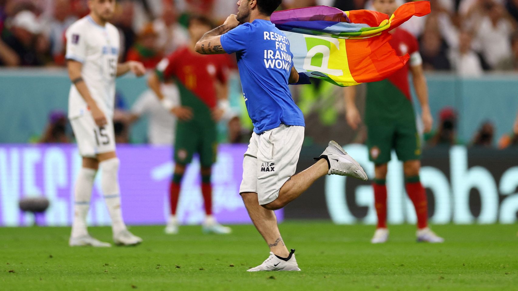 Espontáneo saltando al campo con la bandera LGTBI