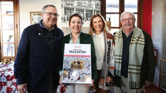Los responsables de San Telesforo durante la presentación del recetario.