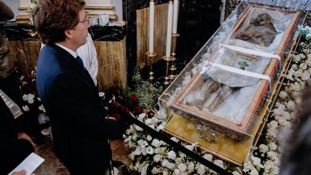 El alcalde de Madrid, José Luis Martínez-Almeida, ante el cuerpo incorrupto de San Isidro.
