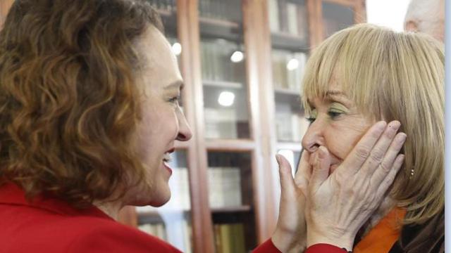 Magdalena Valerio saluda este lunes a su antecesora, Teresa Fernández de la Vega./