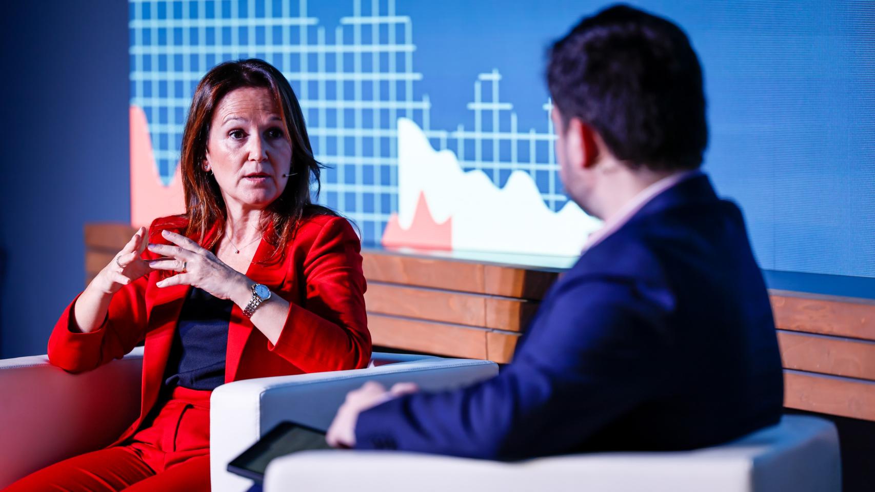 Mercedes Oblanca, senior managing director de Accenture y responsable de Industria, Consumo, Transporte y Retail, junto a Arturo Criado, subdirector de Invertia.