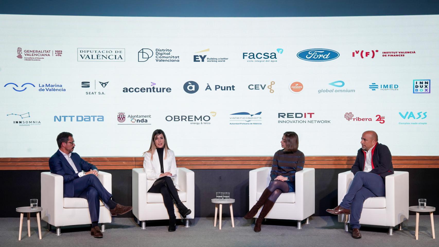 Enrique Izquierdo, director corporativo de Clientes de IMED Hospitales; Beatriz Aznar, redactora de D+I; Esther Donado, medical transformation lead de Boehringer-Ingellheim; y David Dapena, IT head del Grupo Sanitario Ribera.