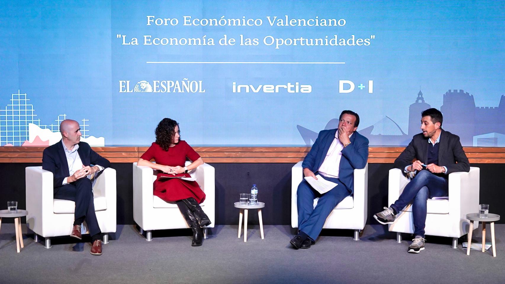 Miguel Polo, presidente de la Confederación Hidrográfica del Júcar; Noelia Hernández, redactora de D+I; Francisco José Candela, secretario autonómico de Emergencia Climática y Transición Ecológica de la Generalitat Valenciana; y Juan Ángel Conca, gerente de Epsar, durante la mesa redonda.
