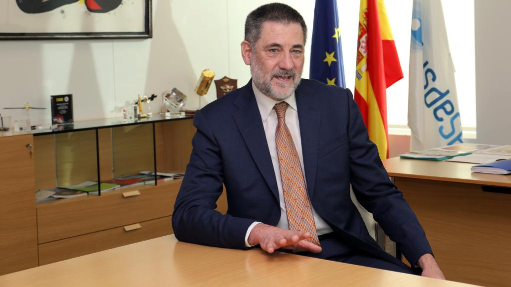 El director general de Hisdesat, Miguel Ángel García Primo, en su despacho