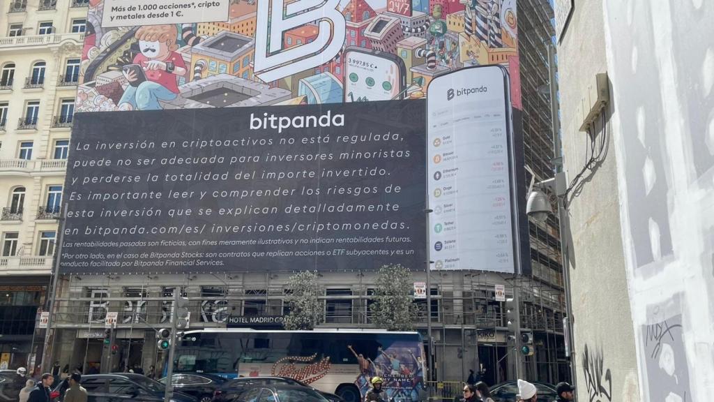 Publicidad de Bitpanda en Gran Vía.