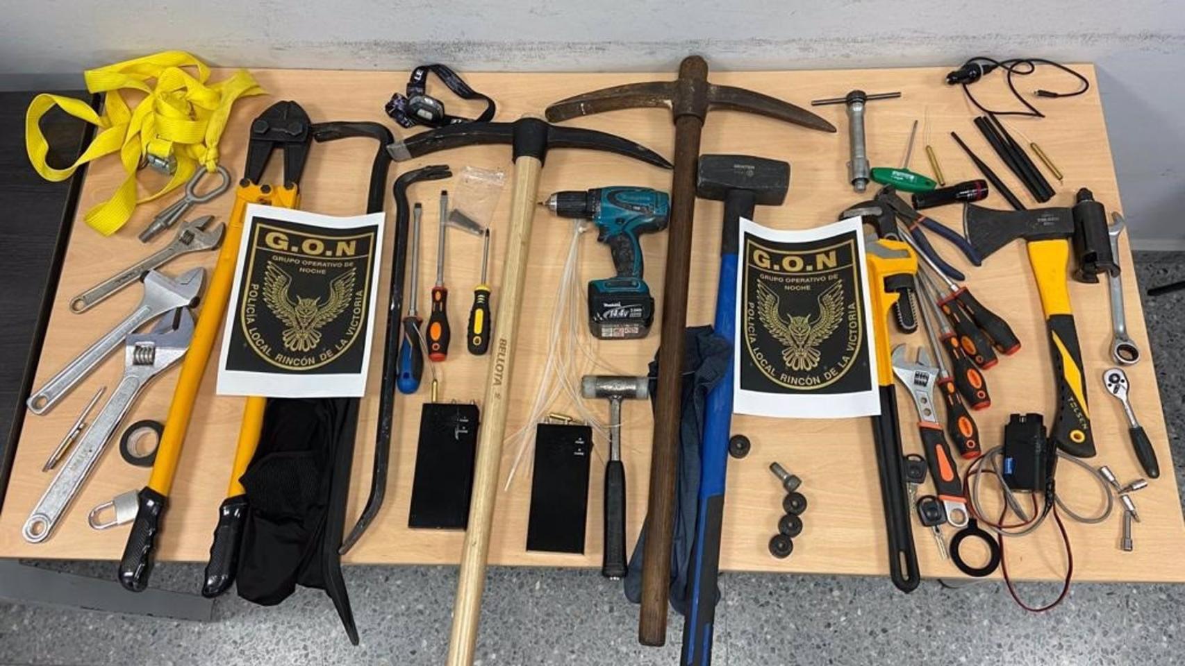 Material incautado en la detención de tres individuos con antecedentes múltiples por robo de vehículo y conducción temeraria.