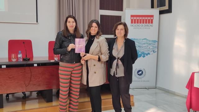 Las coordinadoras y la editora de la guía en el acto de presentación.