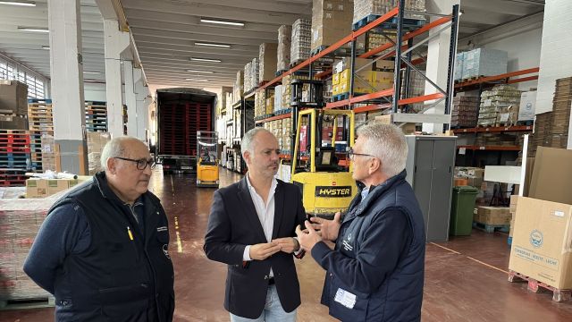El presidente de Zona Franca, David Regades, en el Banco de Alimentos.