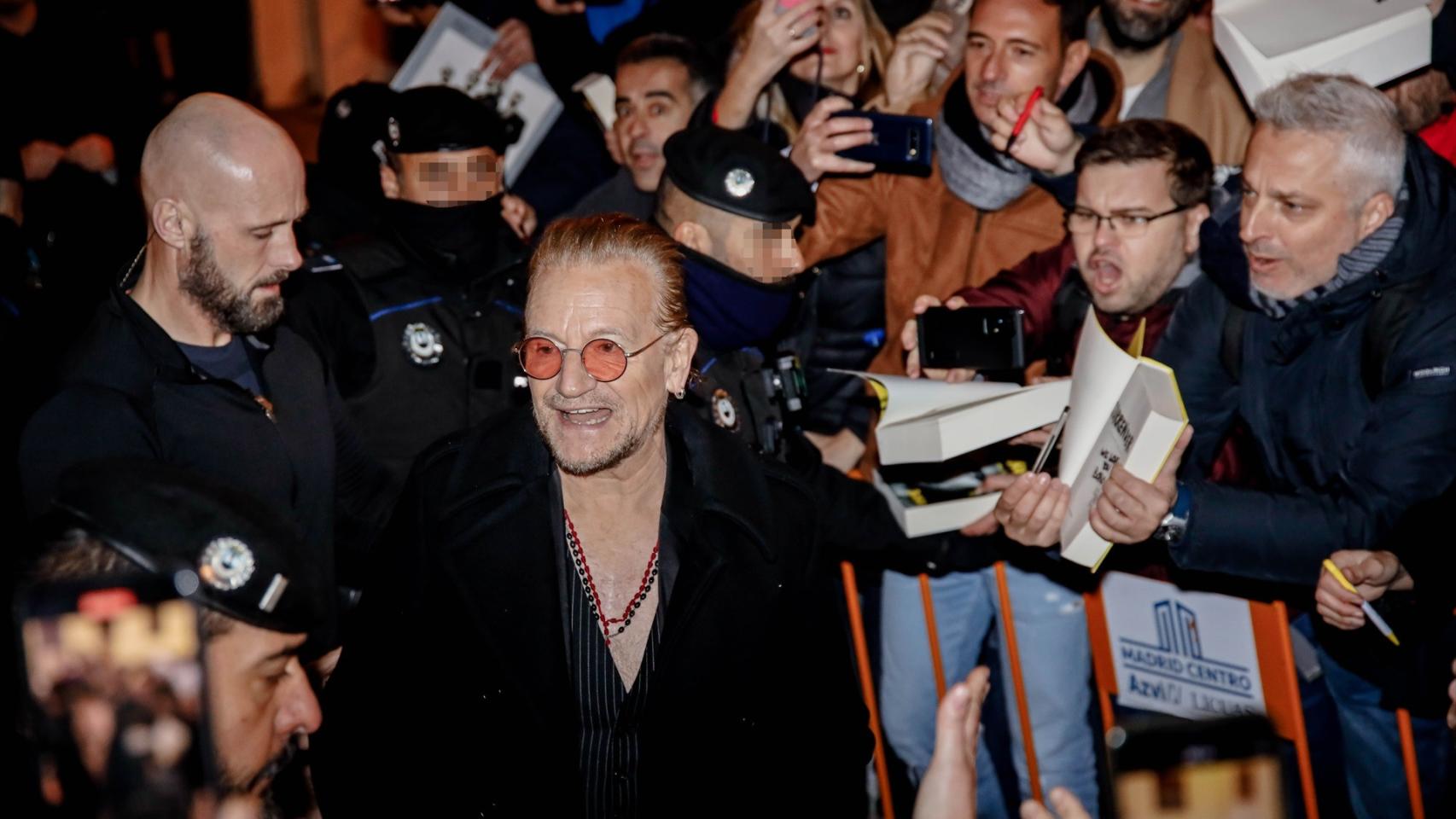 El cantante Paul David Hewson, conocido como Bono, a su llegada al Teatro Coliseum para la presentación de su libro ‘Surrender, 40 Songs, One Story’. Foto: Carlos Luján / Europa Press