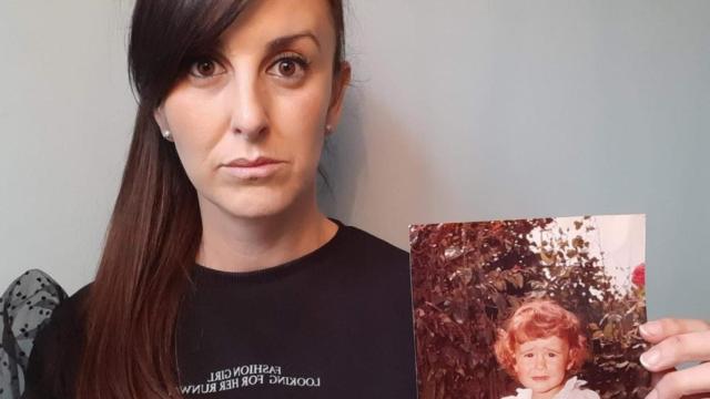 Ana Cuartas sosteniendo una imagen de cuando era pequeña.