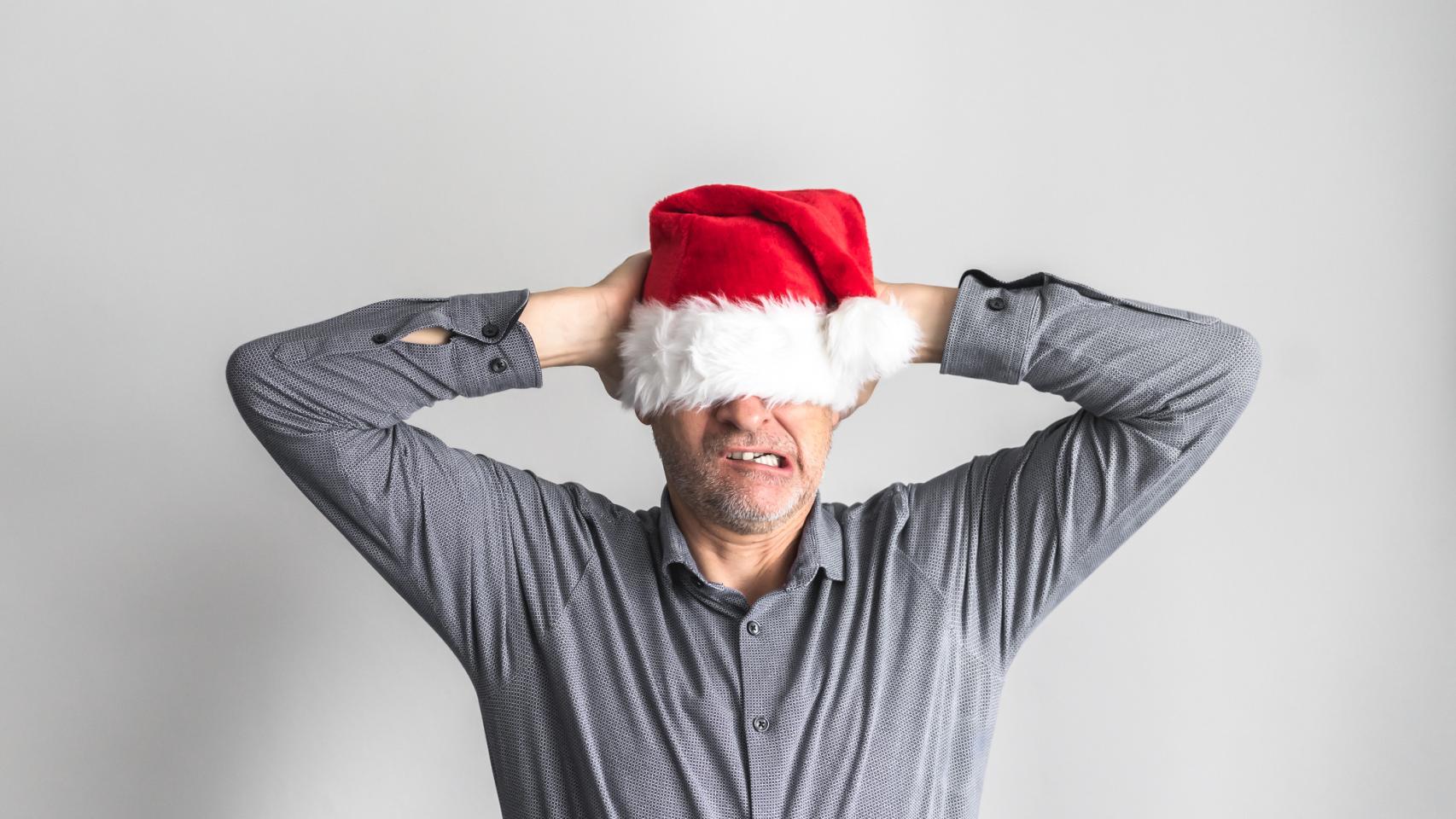 Imagen archivo de hombre odiando la navidad