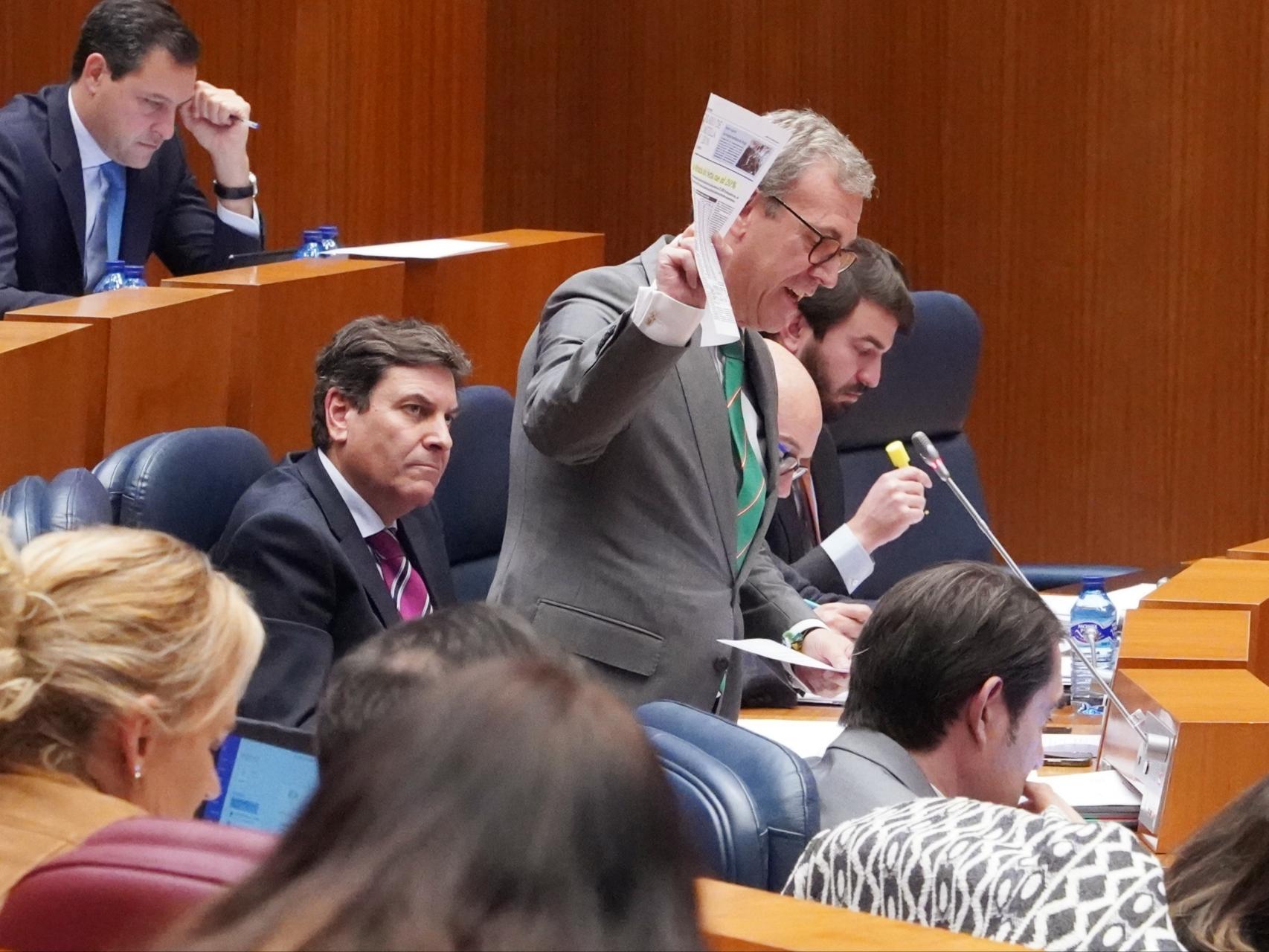 El consejero de Industria, Mariano Veganzones, durante su intervención de este martes en el pleno de las Cortes.