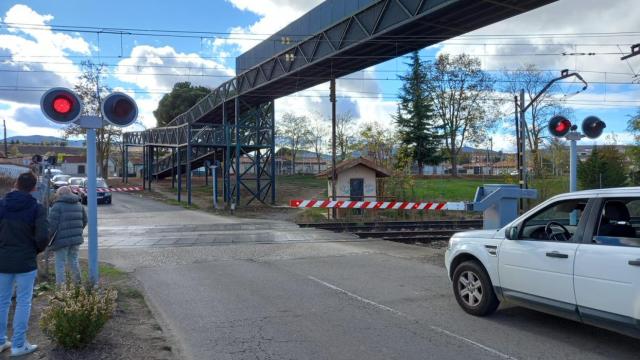 Paso a nivel de El Crucero y pasarela peatonal
