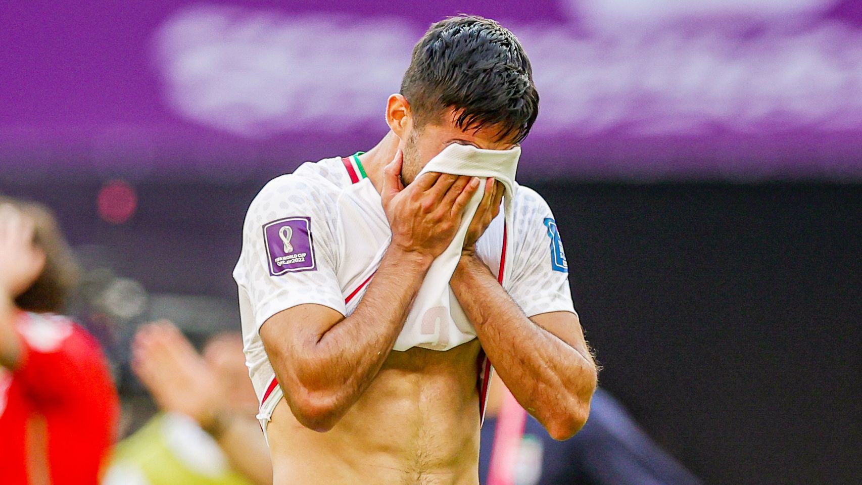 Un jugador de Irán se lamenta tras una ocasión fallada en el partido ante Gales del Mundial