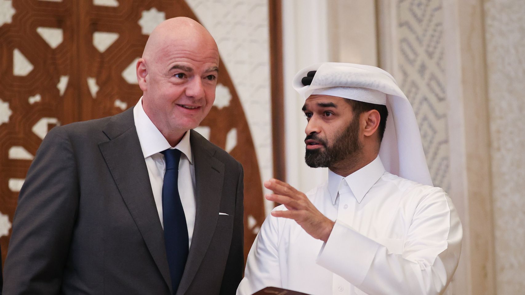 Gianni Infantino, presidente de la FIFA, junto a Hassan Al Thawadi, Secretario General del equipo de organización del Mundial de Qatar 2022