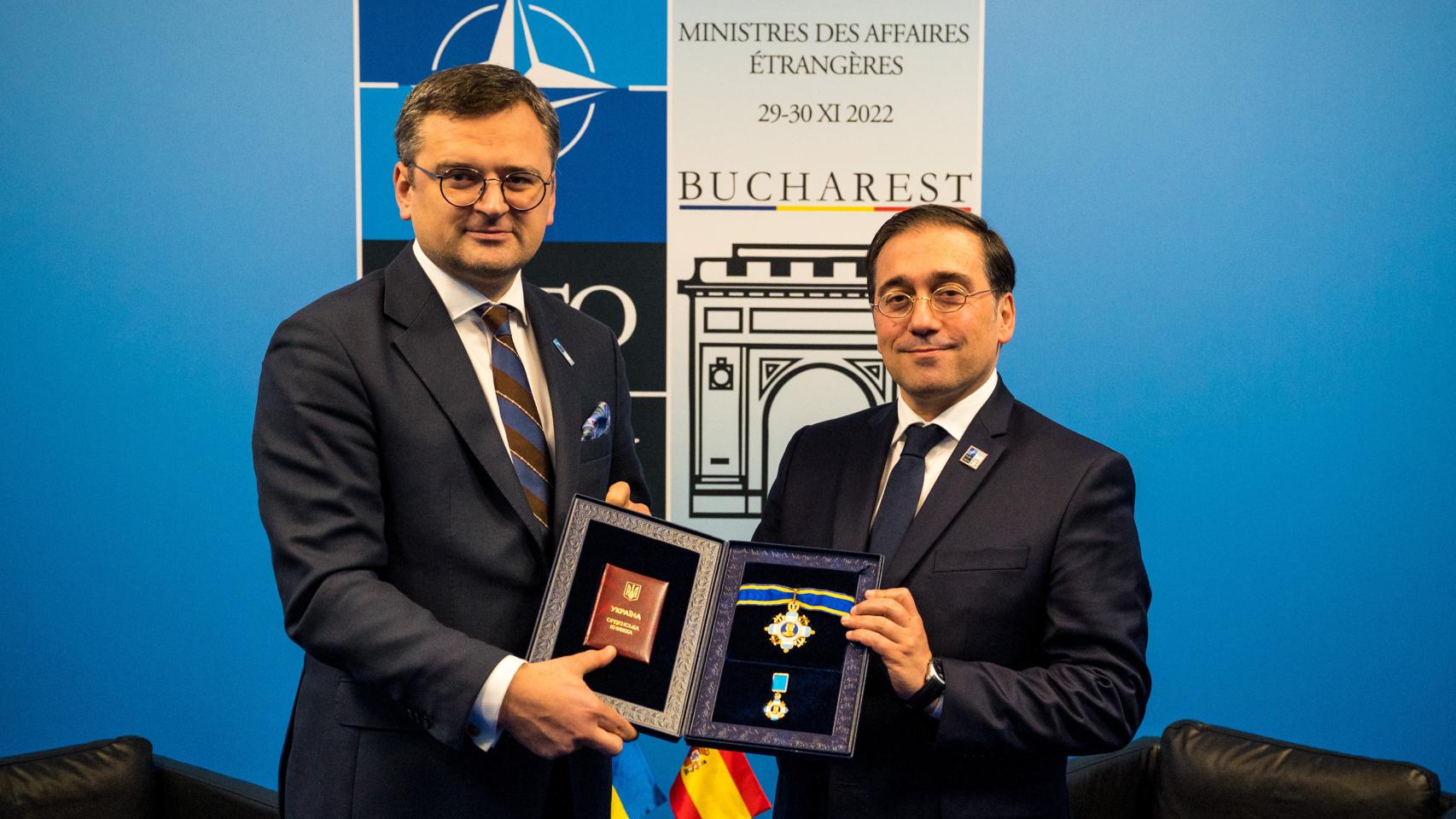 José Manuel Albares recibe la medalla de Yaroslav, el Sabio de manos de Dimitro Kuleba, ministro de Exteriores de Ucrania.