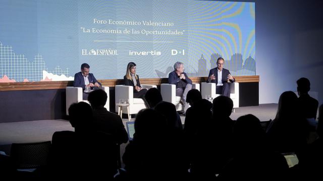 De izquierda a derecha: Alfred Costa, director general de À Punt; Beatriz Aznar, redactora de D+I; Toni Benavent, fundador de Albena Produccions; y  Vicente Andreu, productor ejecutivo de Marena Social.