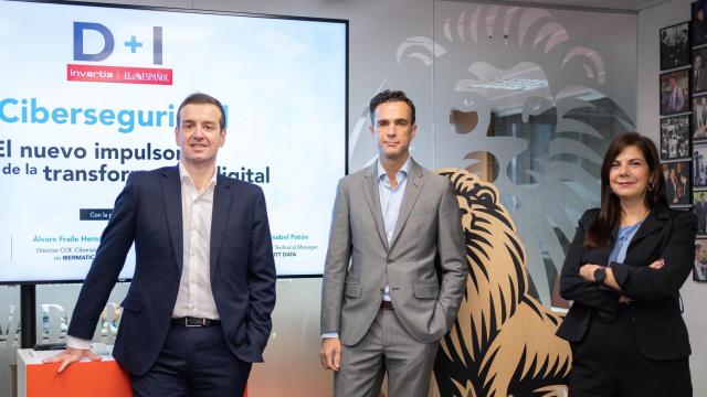 De izquierda a derecha: Álvaro Fraile, director CoE (centre of excellence) de Ciberseguridad de Ibermática; Albert Barnwell, Sales Manager de Cyberark para España y Portugal; y María Isabel Patón, Cybersecurity Technical Manager en NTT DATA. FOTO: Laura Mateo.
