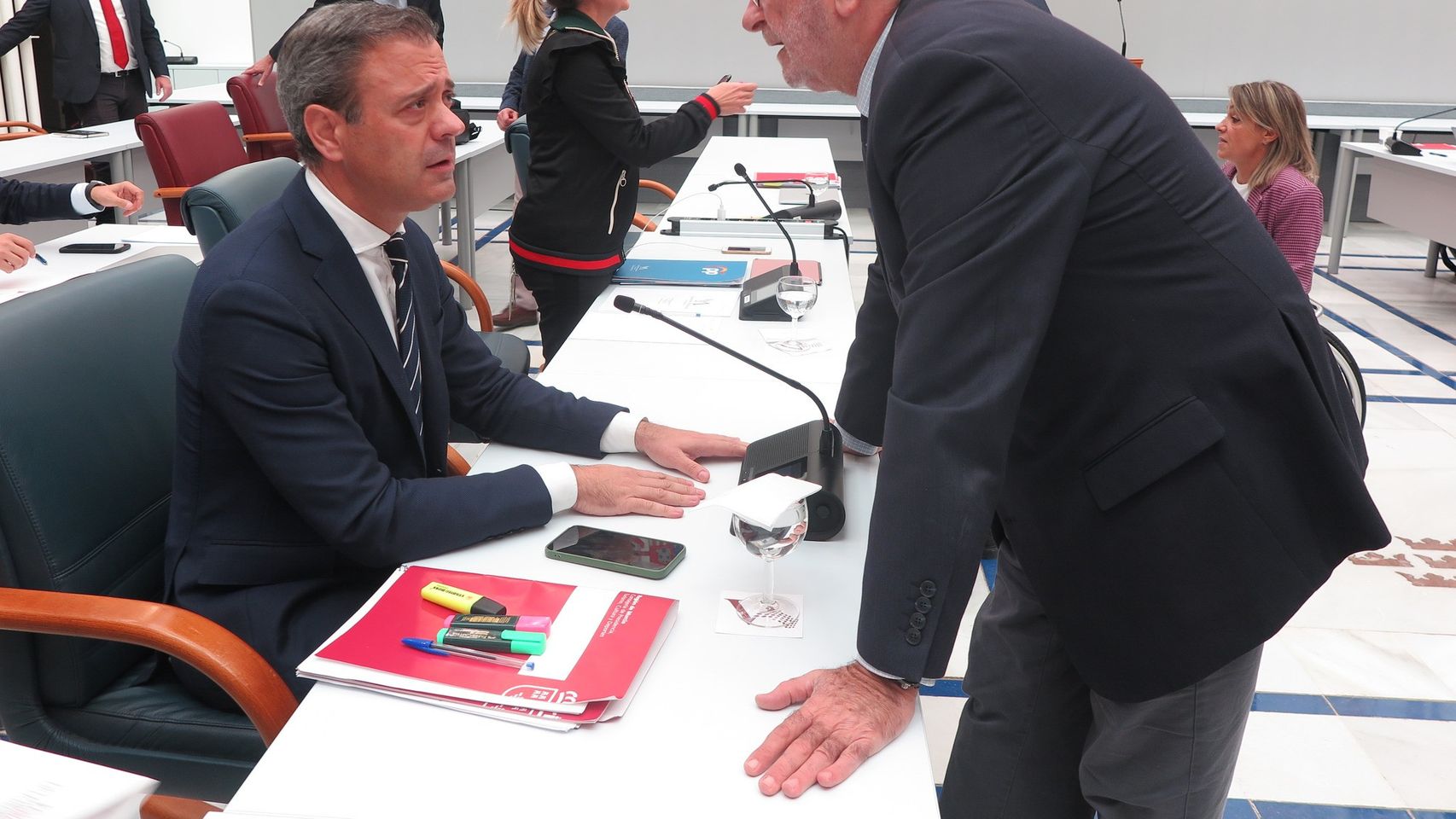 El consejero de Presidencia, Turismo, Cultura y Deportes, Marcos Ortuño, este martes, charlando con el presidente de la Asamblea Regional, Alberto Castillo, antes de presentar los presupuestos de 2023 para su departamento.