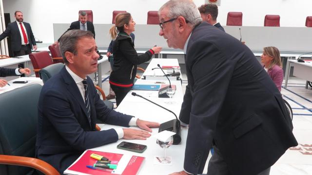 El consejero de Presidencia, Turismo, Cultura y Deportes, Marcos Ortuño, este martes, charlando con el presidente de la Asamblea Regional, Alberto Castillo, antes de presentar los presupuestos de 2023 para su departamento.