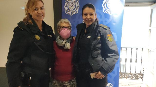 Agentes del CNP con una asistente a la charla.