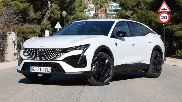 Versión probada del Peugeot 408 con el motor híbrido enchufable y el acabado GT.