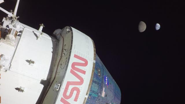 Orión lejos de la Tierra y la Luna