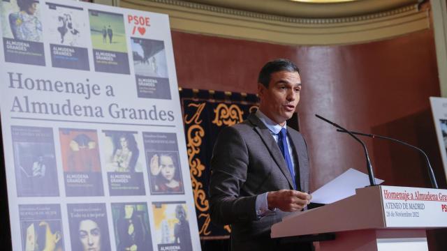 Pedro Sánchez durante el homenaje a Almudena Grandes.