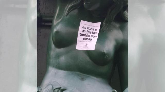 Uno de los adhesivos colocados en la fuente de Diana Cazadora.