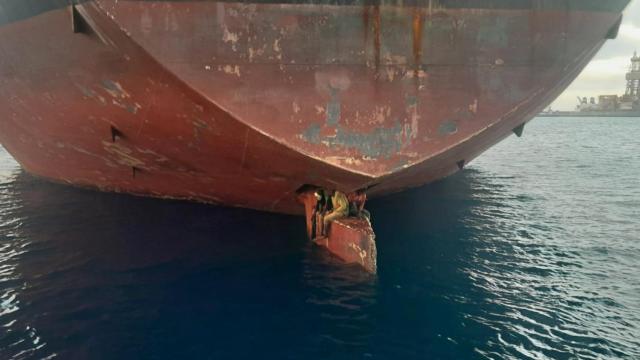 Los tres inmigrantes a su llegada a Canarias.