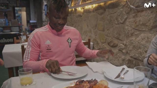 Aidoo, a punto de degustar el pulpo.