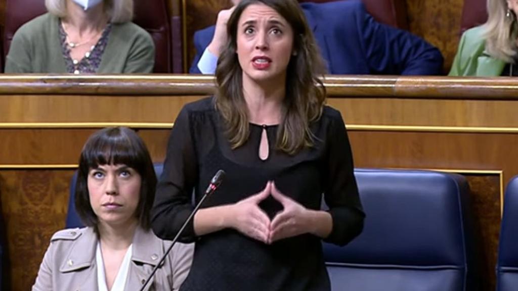 La ministra de Igualdad, Irene Montero, responde a una pregunta en el Congreso, en la  sesión de control al Gobierno.