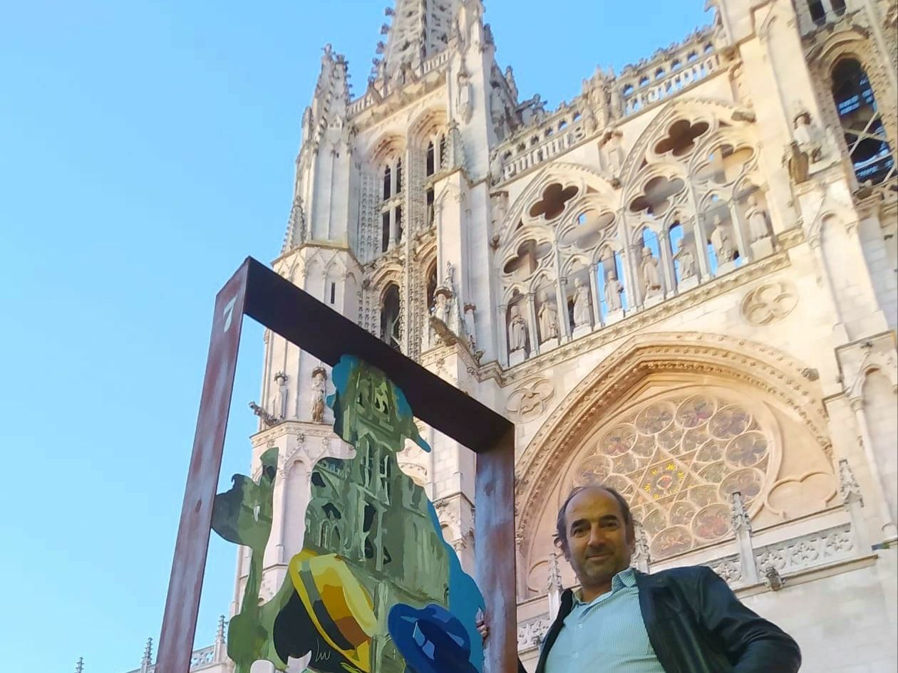 Ismael Ali de Unzaga a las puertas de la Catedral de Burgos con una de sus obras