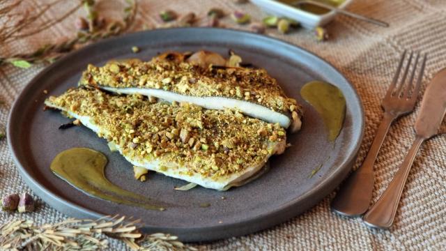 Lubina al horno con costra de pistachos, una idea fácil para Navidad