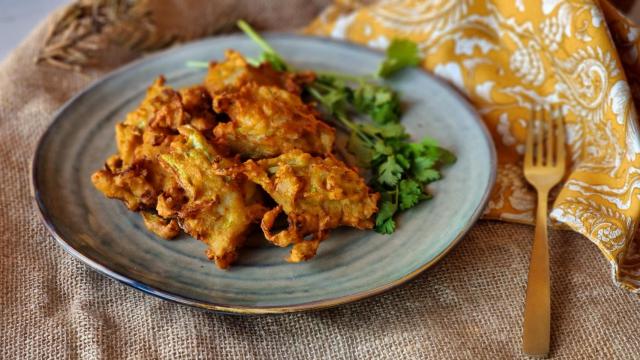Pakoras, una receta india de verduras fritas de aperitivo