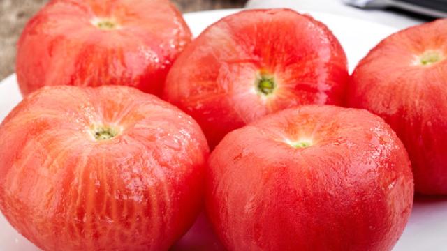 El truco de José Andrés para pelar un tomate en 3 segundos.