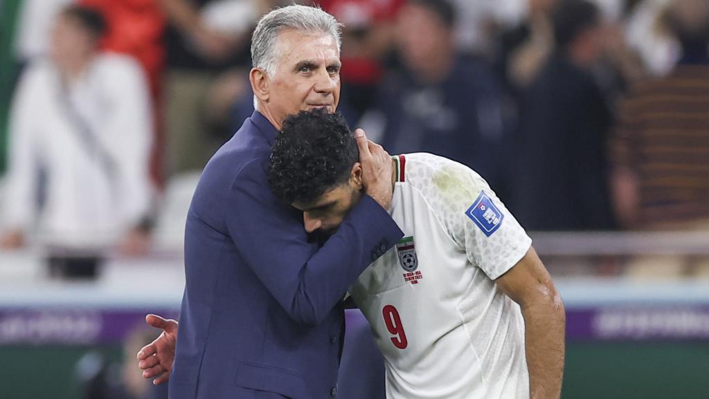 Carlos Queiroz consuela al goleador de la selección iraní Mehdi Taremi