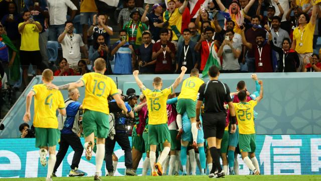 Los jugadores de Australia celebran un tanto ante Dinamarca