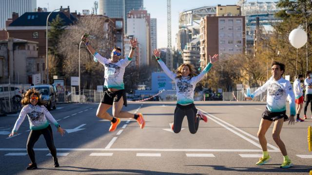 Unos participantes de la edición popular del año pasado en la San Silvestre Vallecana