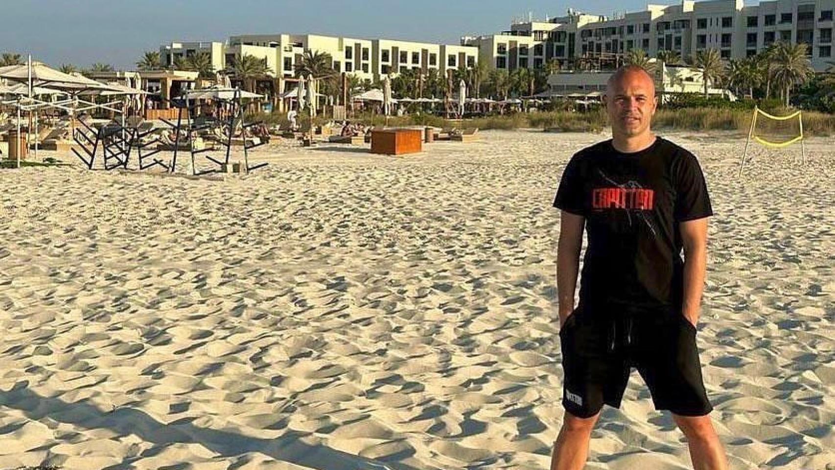 Imágenes del día: Andrés Iniesta disfruta en un lujoso resort de Abu Dhabi