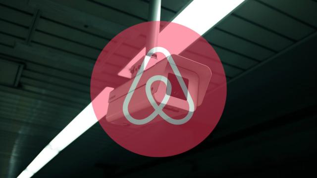 Cámara de seguridad con el logo de AirBnB.