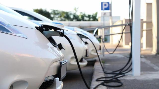 Coches eléctricos cargándose