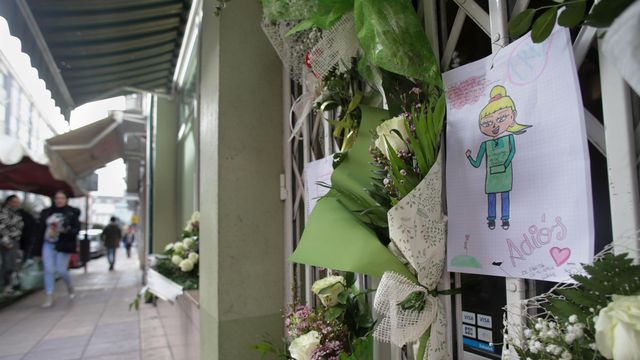 Un dibujo y varias flores colgadas en la tienda de alimentación donde trabajaba Cristina Cabo.