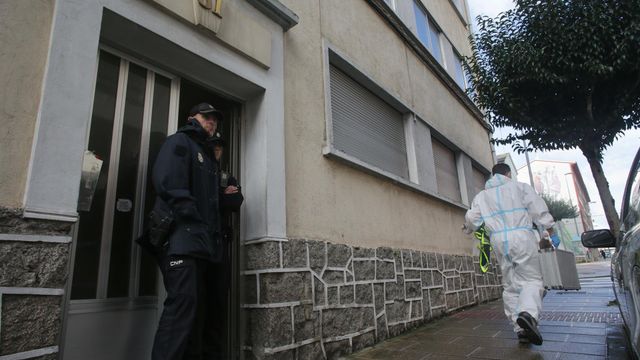 La puerta de la vivienda donde fue hallada la mujer asesinada.