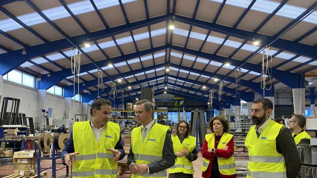 Visita del delegado del Gobierno al Grupo Aluman