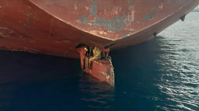 Los tres inmigrantes que llegaron en la pala del timón de un petrolero.