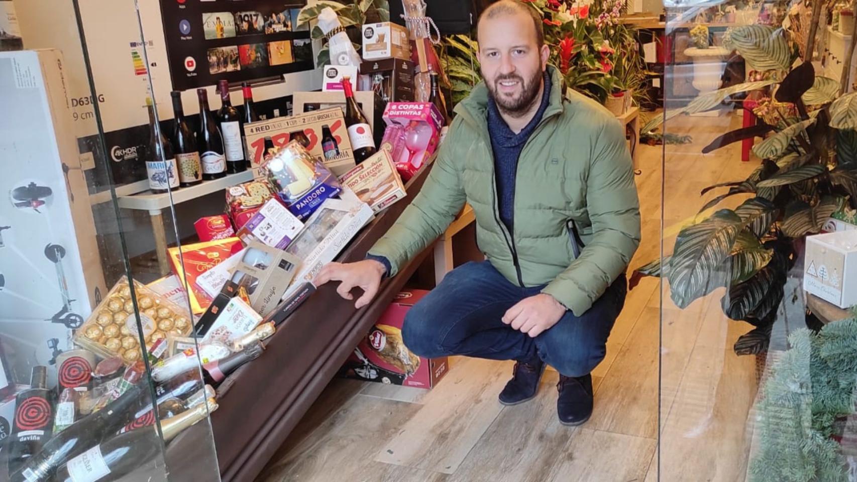 Arturo Varela posa junto a su ‘cesta-ataúd’ de Navidad.
