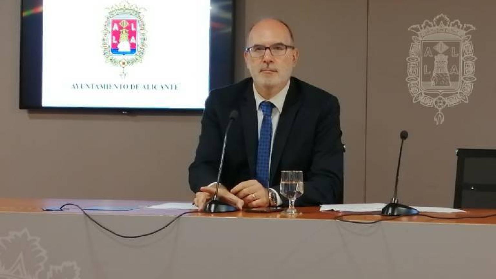 El concejal alicantino del PP, Manuel VIllar.