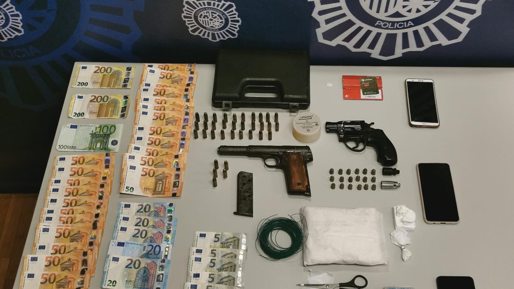 El material incautado al detenido por la Policía Nacional en Elche.
